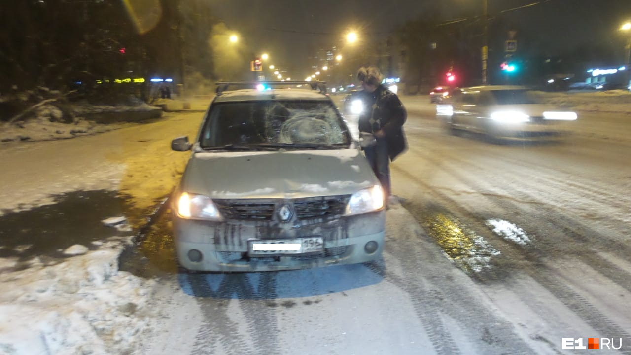 Renault Logan попал в аварию вечером зимой. Машина сбивает людей лежачих. Екатеринбург на Эльмаше в ДТП УАЗ отбросило на тех пешеходы. Перекресток Шефская Фрезеровщиков.