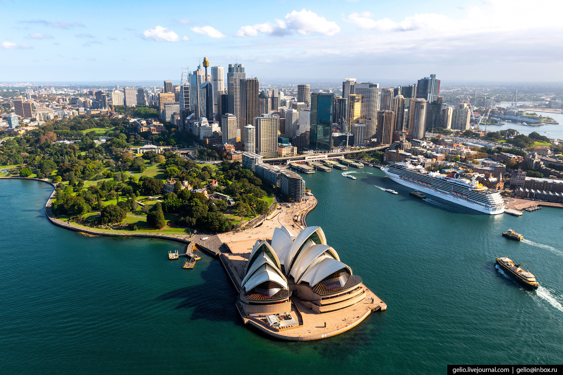 «Сиднейский оперный театр, крыша которого напоминает развевающиеся паруса, — символ города и одна из главных достопримечательностей Австралии. Здание входит в число самых известных и легкоузнаваемых в мире», — пишет Слава в своём блоге<br>