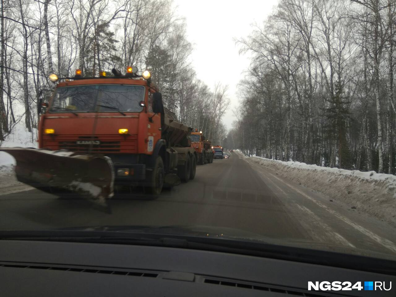 Рабочие вычищают дорогу до блеска Рабочие вычищают дорогу до блеска