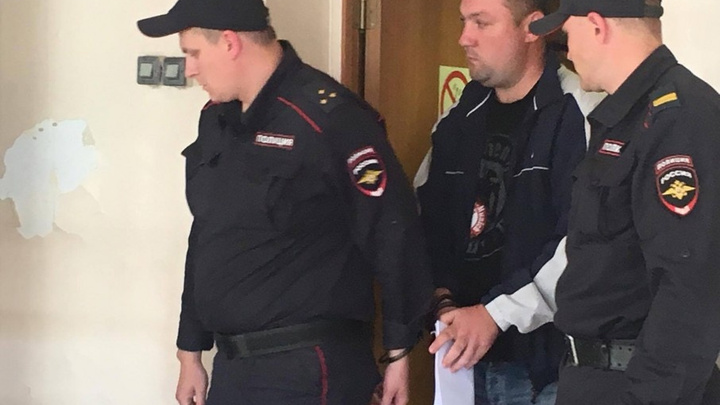 Чист, как спирт: экс-сотрудника УМВД Челябинска амнистировали по делу о миллионе бутылок алкоголя