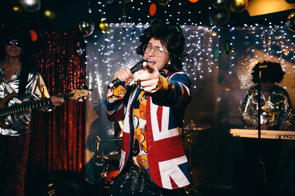 Артур Аржаков на выступлении в новогодней ночи – 2019 в стиле диско 80-х 