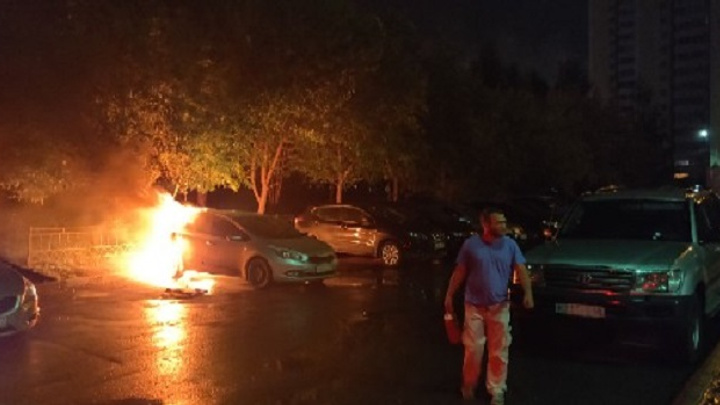 «Поджигатель выбрал именно его авто»: на Ботанике ночью сгорела KIA