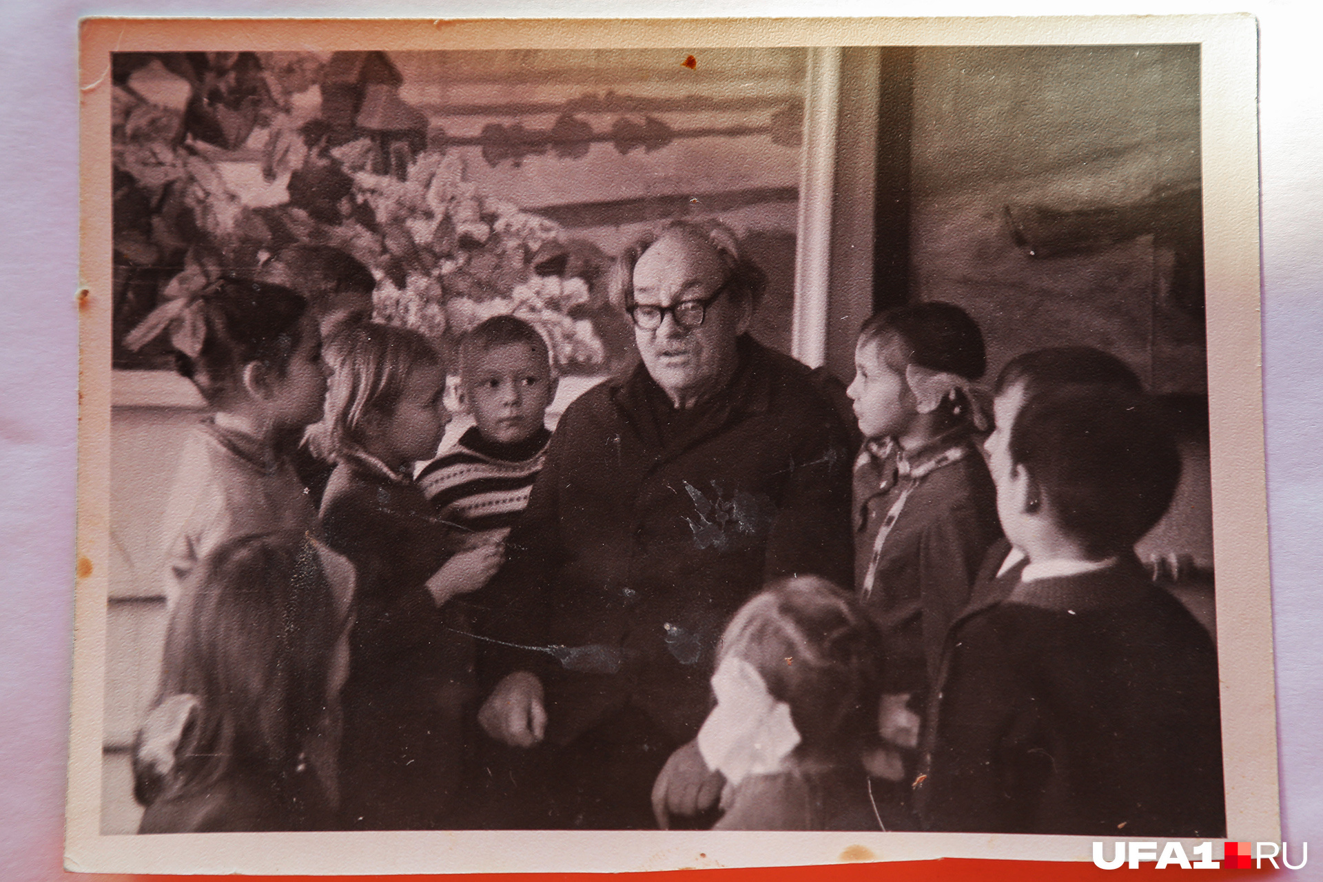 Тюлькин любил общаться с детьми, многих из которых приобщил к живописи