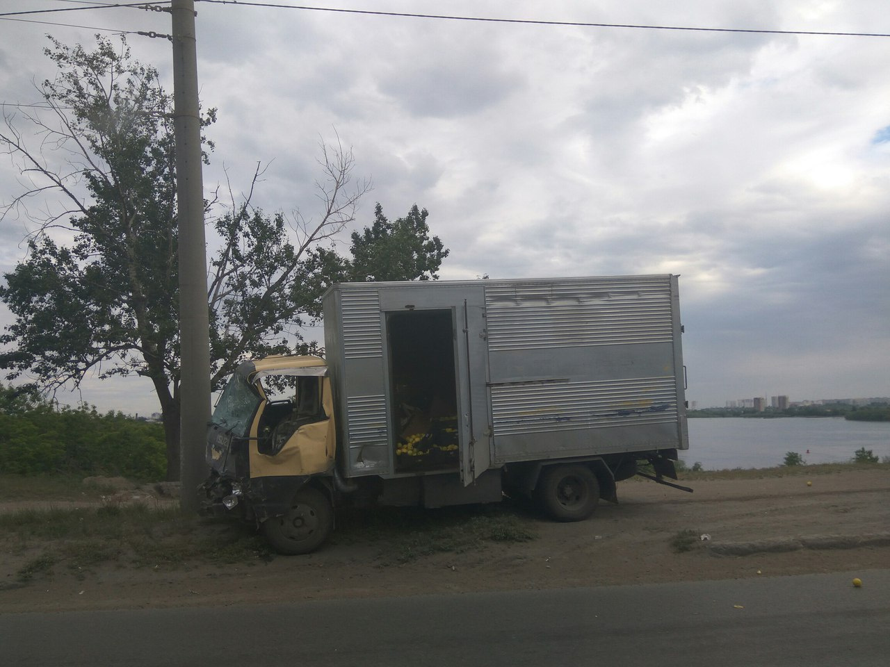 Вторая машина, которая попала в ДТП, — грузовик Isuzu.