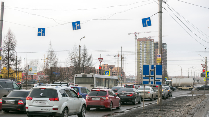 «Опоры стали слишком ветхими»: с Комсомольского проспекта исчезли знаки «движение по полосам»