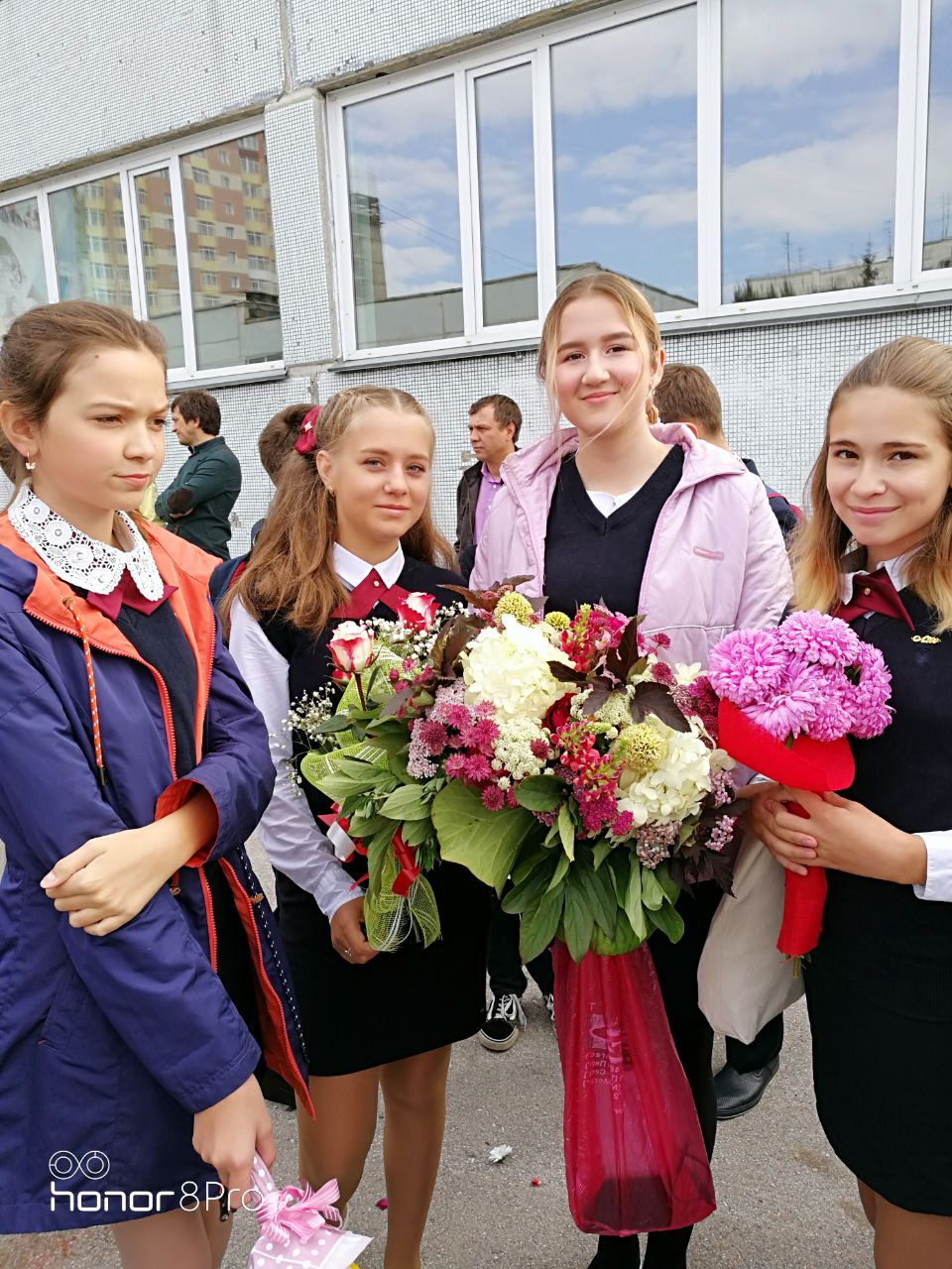 Свежеиспечённая семиклассница Елизавета с розами и её одноклассницы. Фото предоставлено читательницей НГС Евгенией Свежеиспечённая семиклассница Елизавета с розами и её одноклассницы. Фото предоставлено читательницей НГС Евгенией