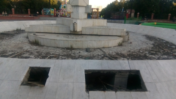«Это очень приличные суммы»: главный фонтан района в Челябинске превратили в помойку