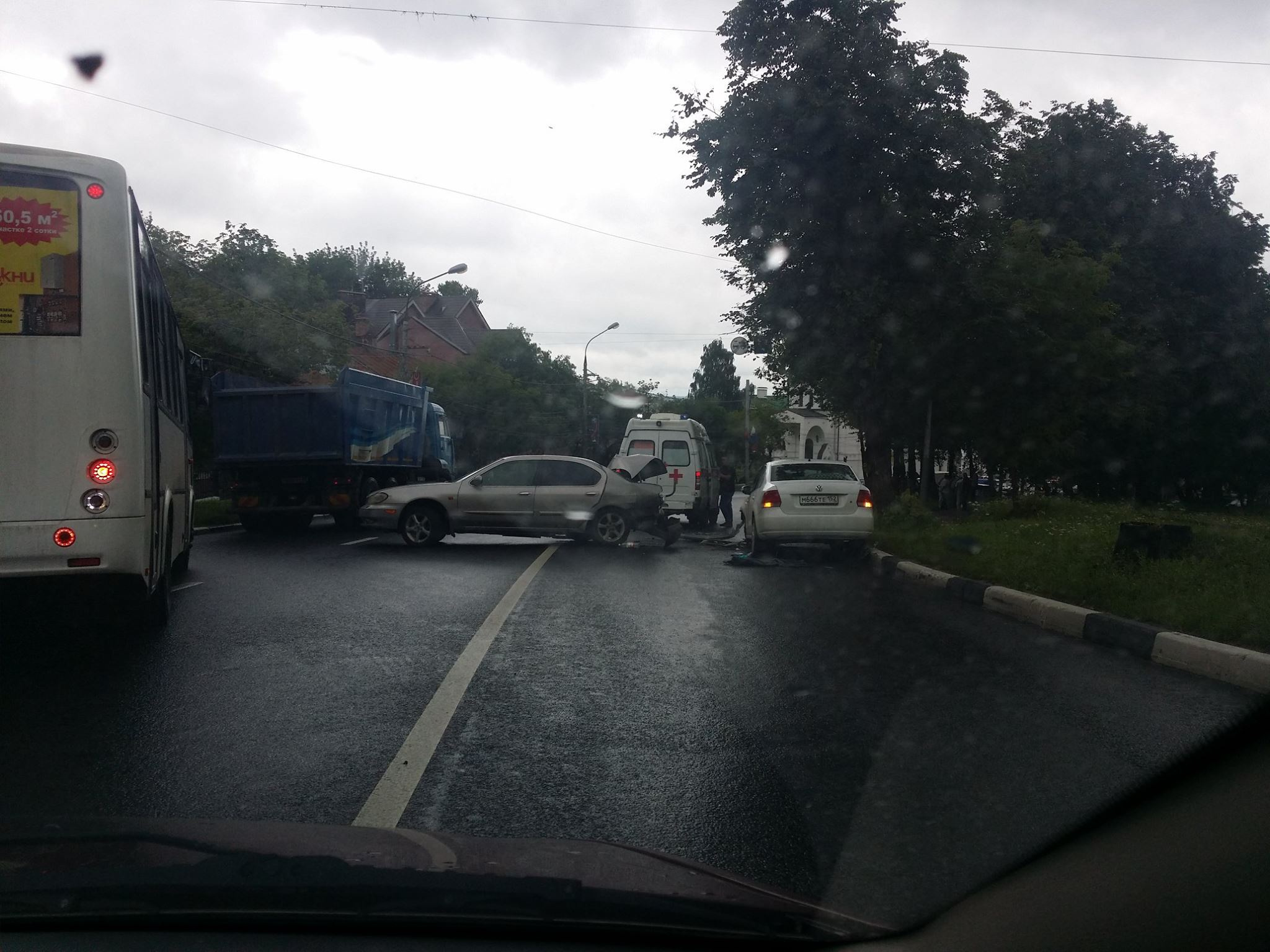 Объезжать ДТП пришлось по встречке Объезжать ДТП пришлось по встречке
