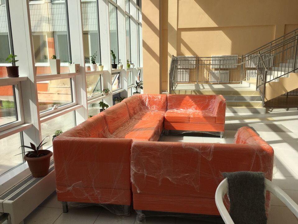 В центральном холле поставили оранжевые диваны