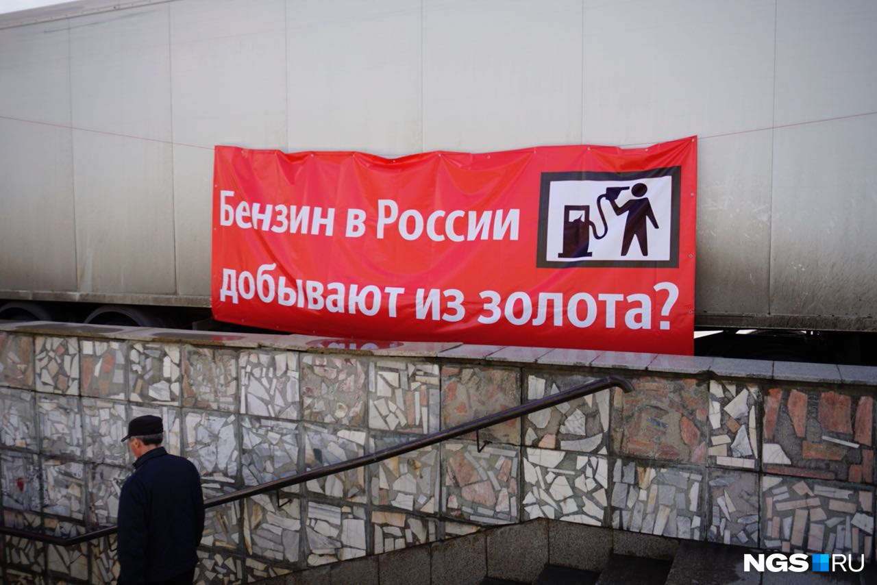Плакат в переходе у ГПНТБ Плакат в переходе у ГПНТБ