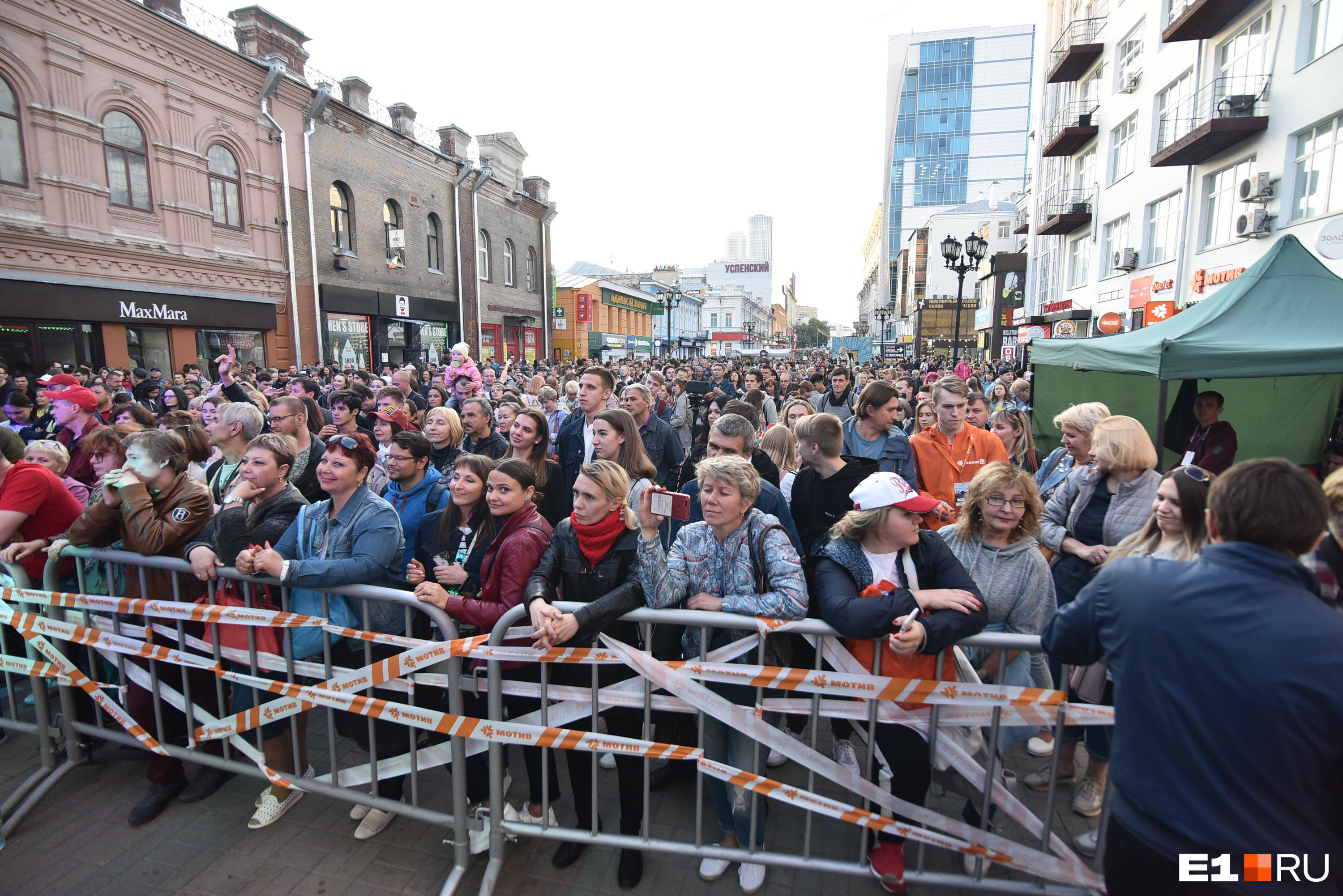 Еще не стемнело, а толпы народа уже заполонили центр Екатеринбурга