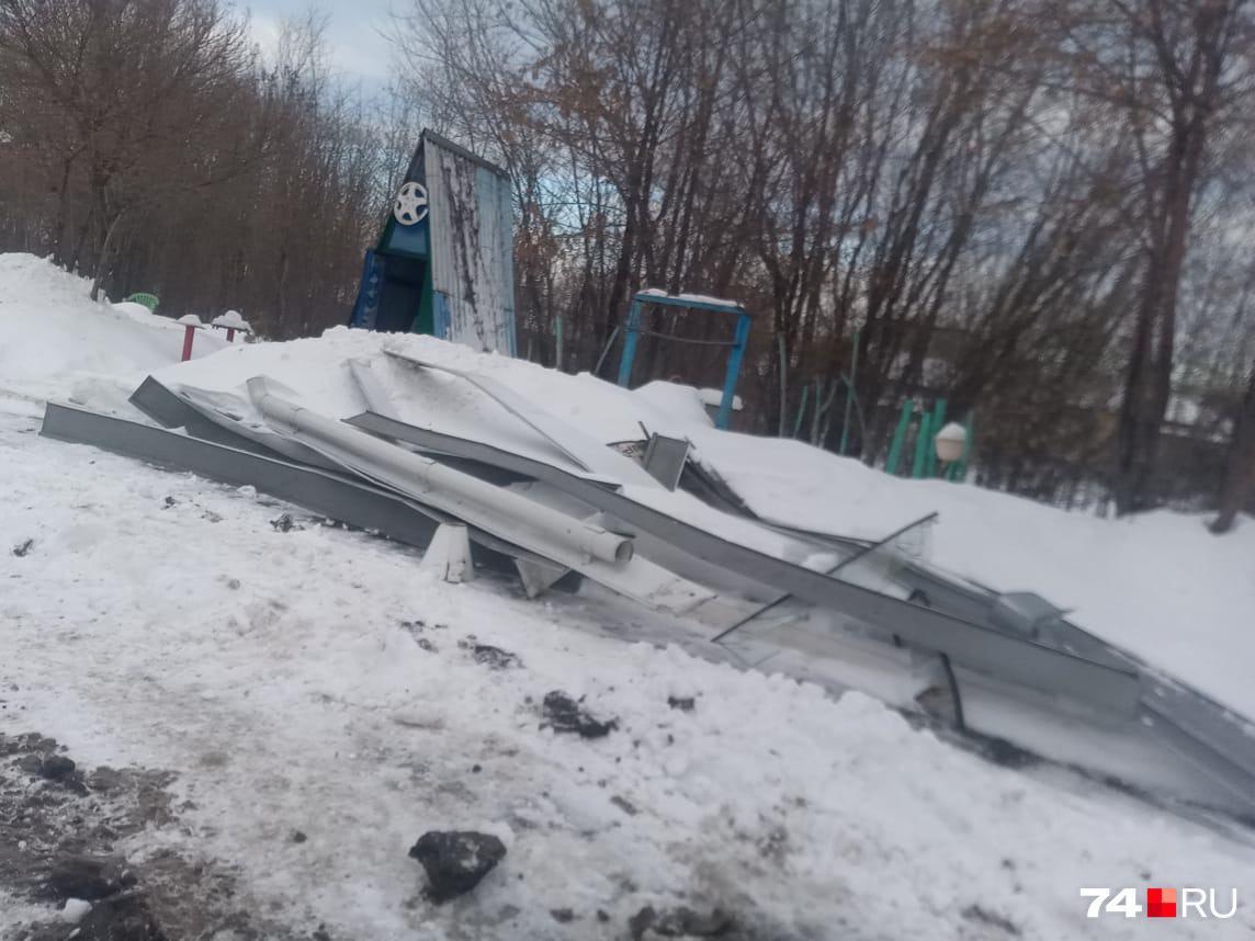 Погнутые наружные металлические листы сейчас лежат рядом со зданием автозаправочной станции Погнутые наружные металлические листы сейчас лежат рядом со зданием автозаправочной станции