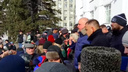 Видео: вице-губернатор Кузбасса встал на колени перед тысячами людей и попросил прощения