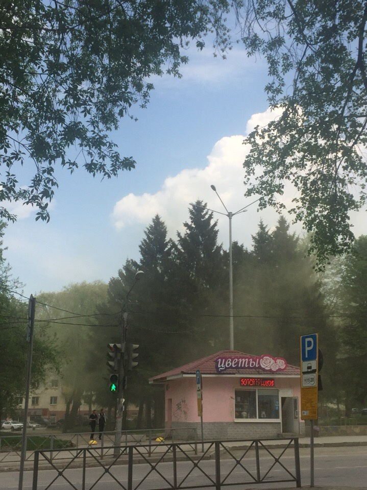 Облако в центре города — на улице 25 Октября, рядом со сквером у авиационного техникума Облако в центре города — на улице 25 Октября, рядом со сквером у авиационного техникума