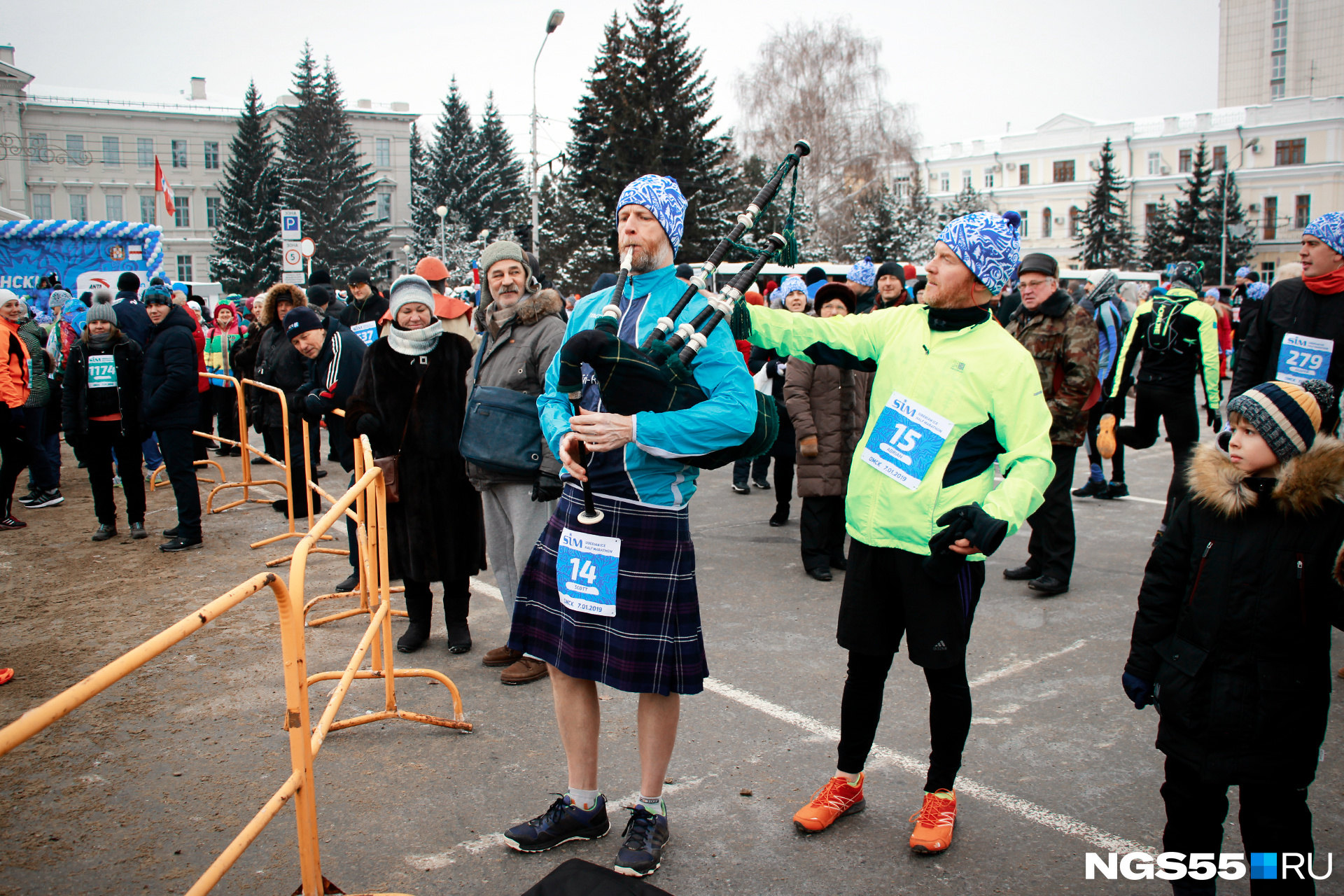 Трансляция омск. Рождественский полумарафон Омск необычные кадры. Г.Шарья спортивный дед бегает по улице.