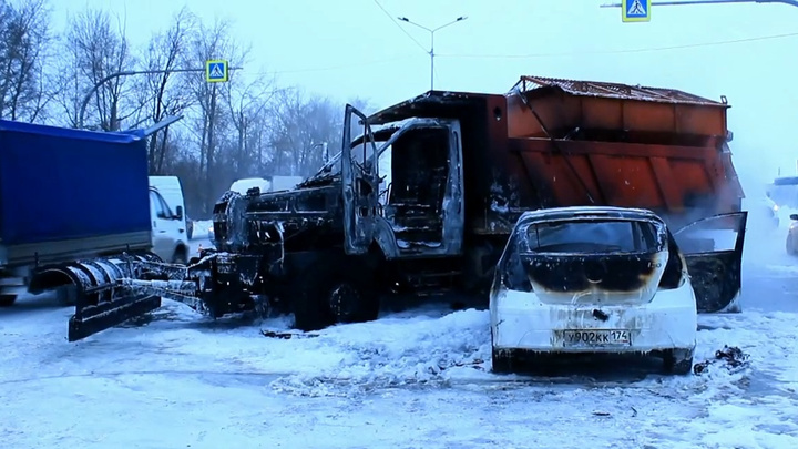 «Тормозила на скользкой дороге»: в Челябинске после ДТП сгорели легковушка и снегоуборочная машина