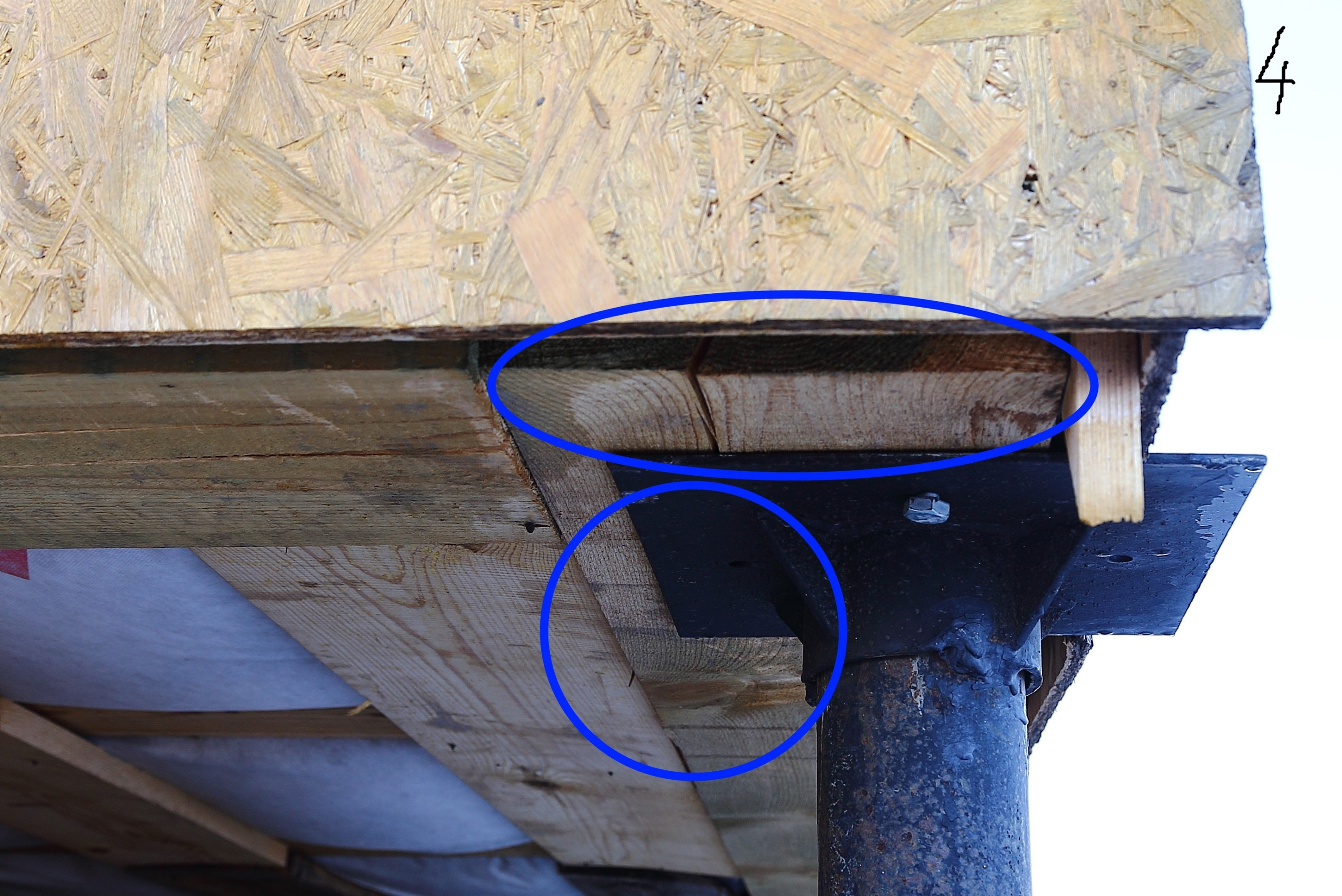 Один из немногих недостатков, которые застройщик признал, — отсутствие изоляции между деревянным фундаментом и металлической сваей