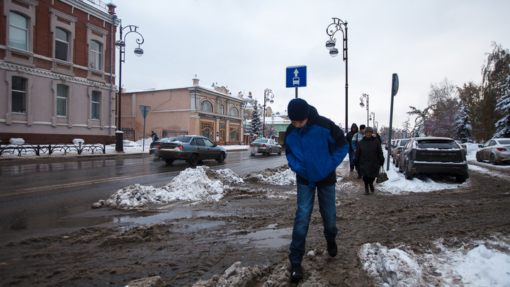 Не сыпь мне соль на тротуар: колонка журналиста 72.RU о том, почему лучший город Земли утопает в грязи