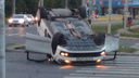 Иномарка перевернулась на крышу: в Тольятти на перекрестке столкнулись две легковушки