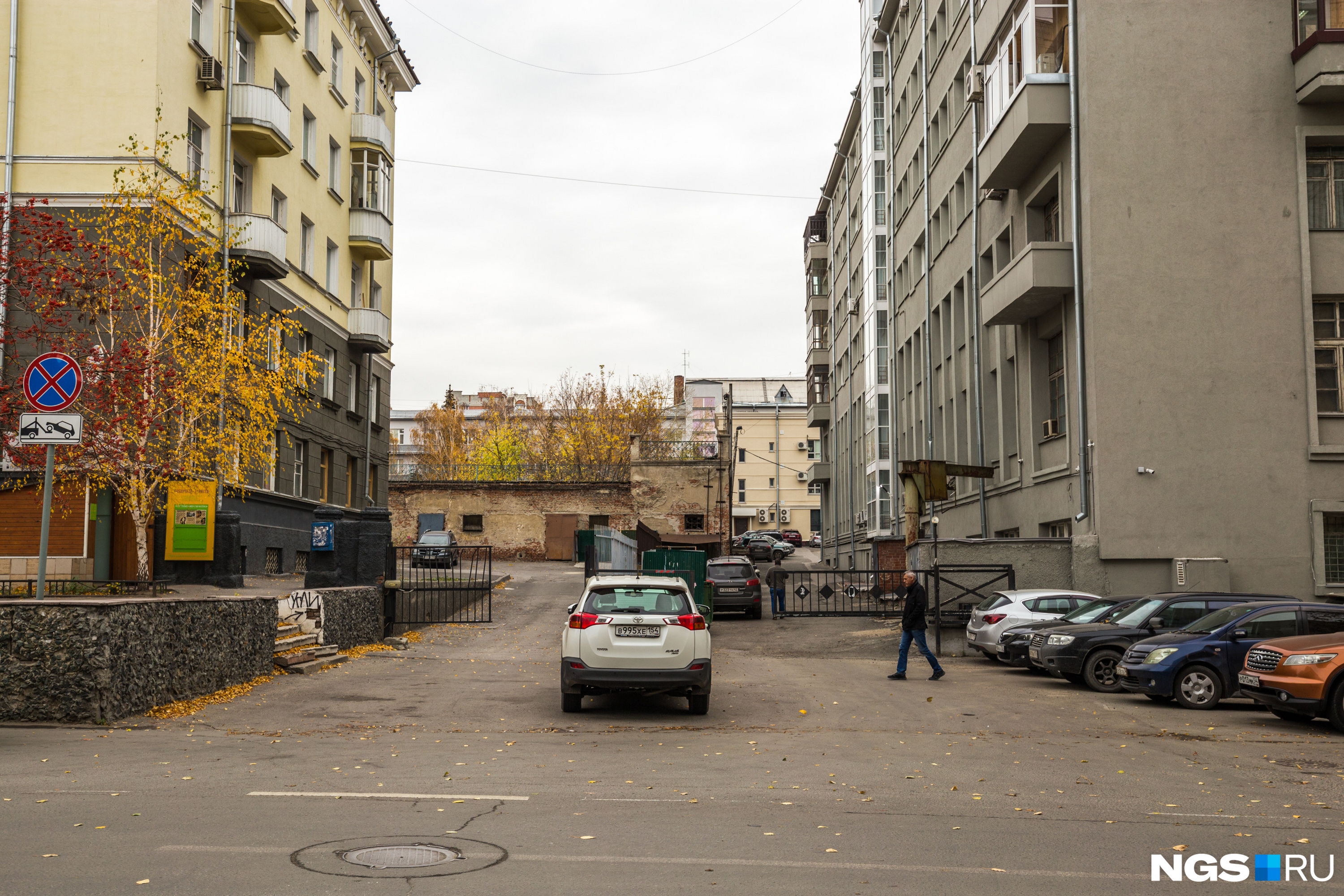Улица Свердлова, возле здания правительства НСО