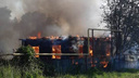 Двух человек вытащили из горящего дома в Новосибирске