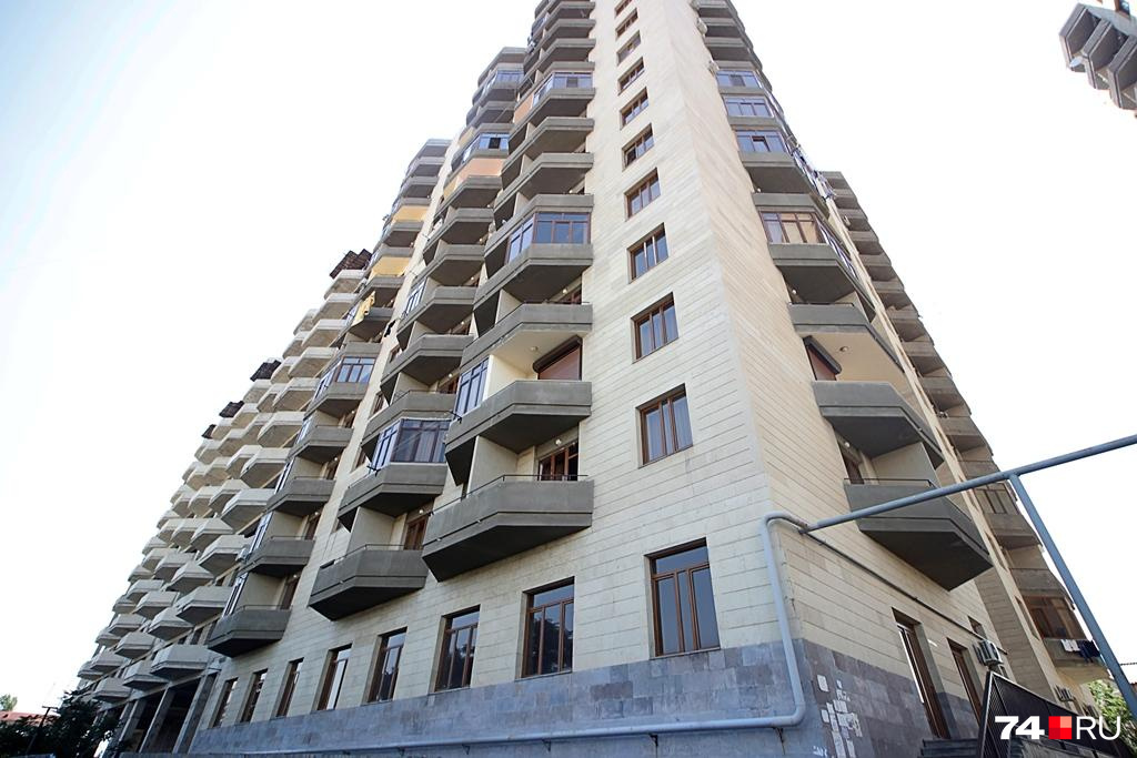 Семья Скрыпкиных живёт в этом высотном доме в центре Еревана