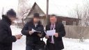 В Козульке чиновника поймали на взятке. При задержании он выкинул деньги в сугроб