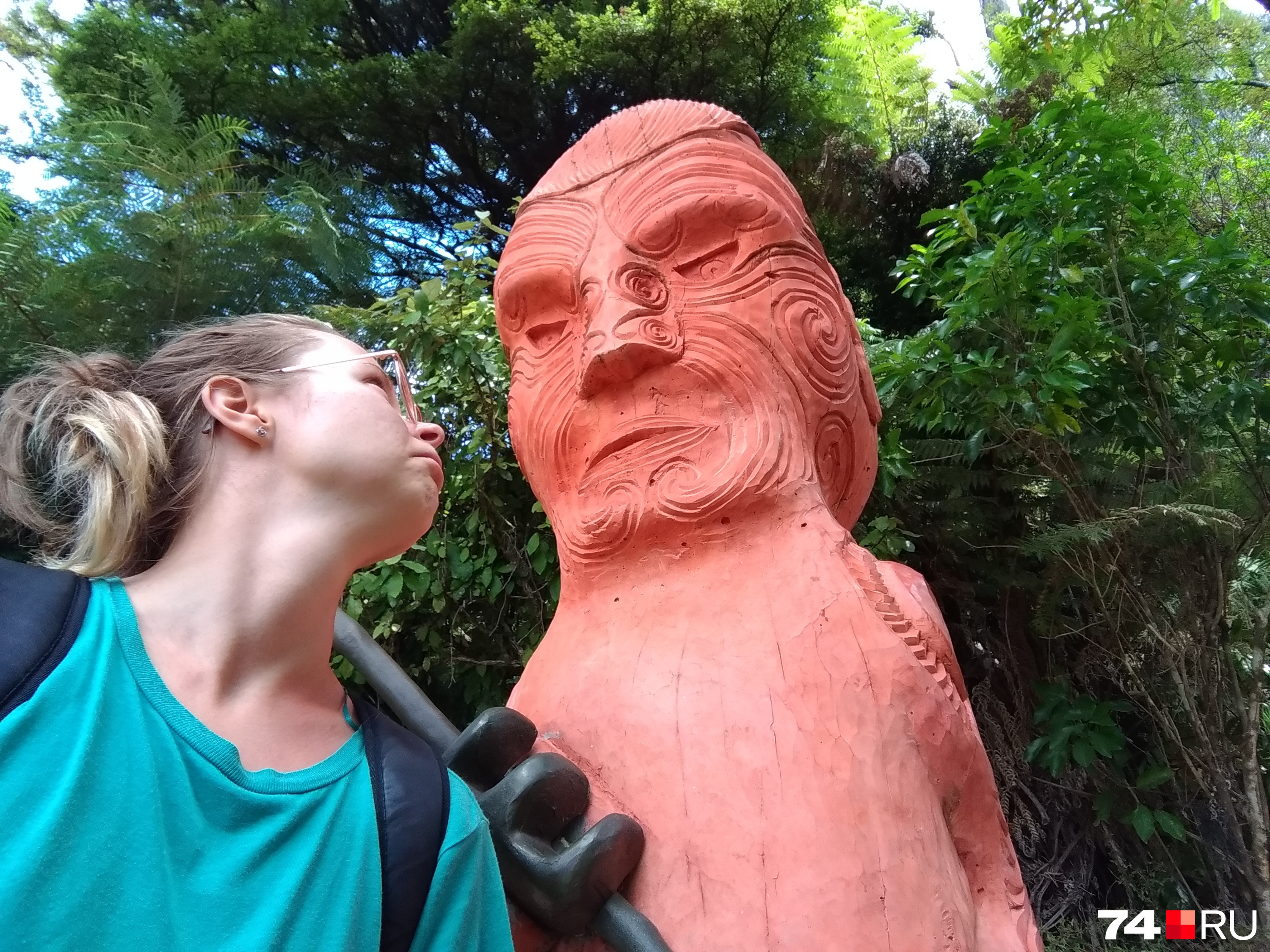 Наташа с фигурой маорийского воина, который борется за свои духовные ценности