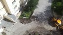 Рабочие сломали ровные поребрики и тротуары на Горском