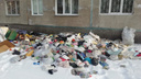 На Северо-Чемском очистили захламлённую квартиру. А весь мусор оставили под окнами дома