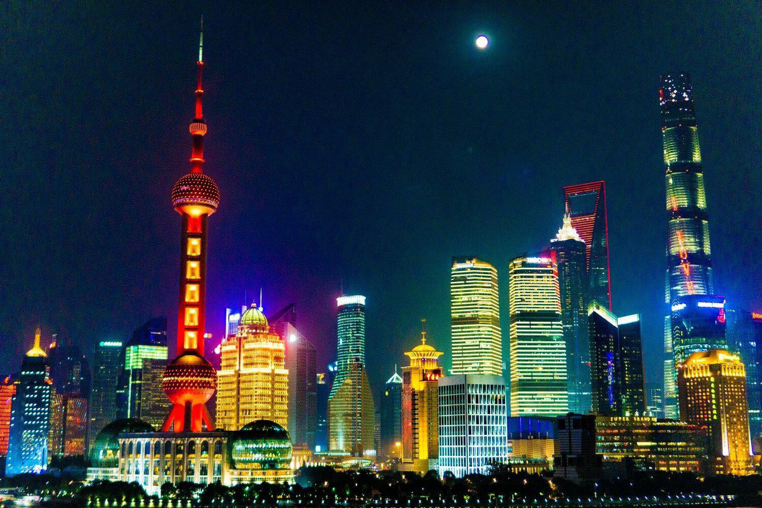 Шанхай — крупнейший китайский мегаполис и самый «западный» из китайских городов (не считая присоединившегося сравнительно недавно Гонконга)