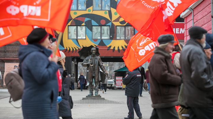 «Слава революции»: красная колонна с флагами и лозунгами прошлась по центру Красноярска
