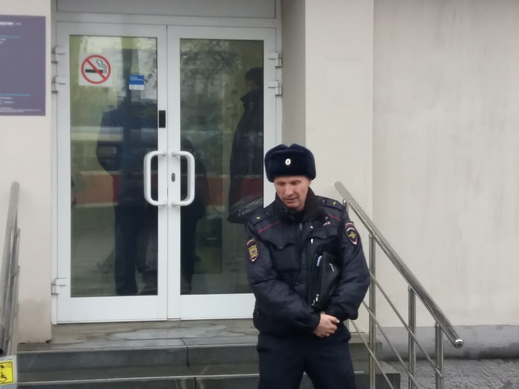 Полицейский охраняет вход в банк