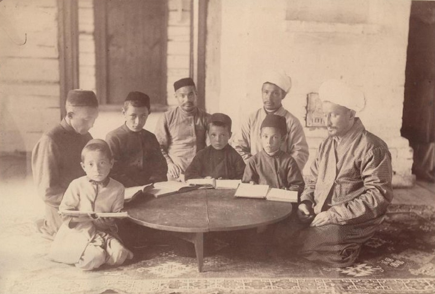 Ученики и учителя в магометанском училище Тары