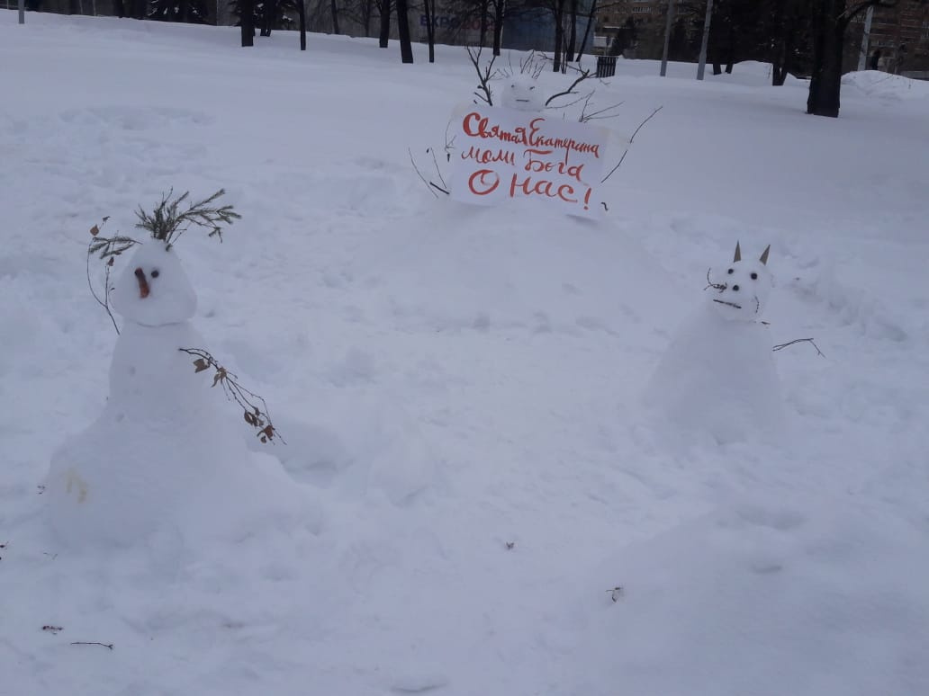 На снеговиках разместили плакаты с призывами за строительство храма