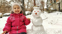 Новосибирцы массово налепили снеговиков: сравните, у кого получился больше