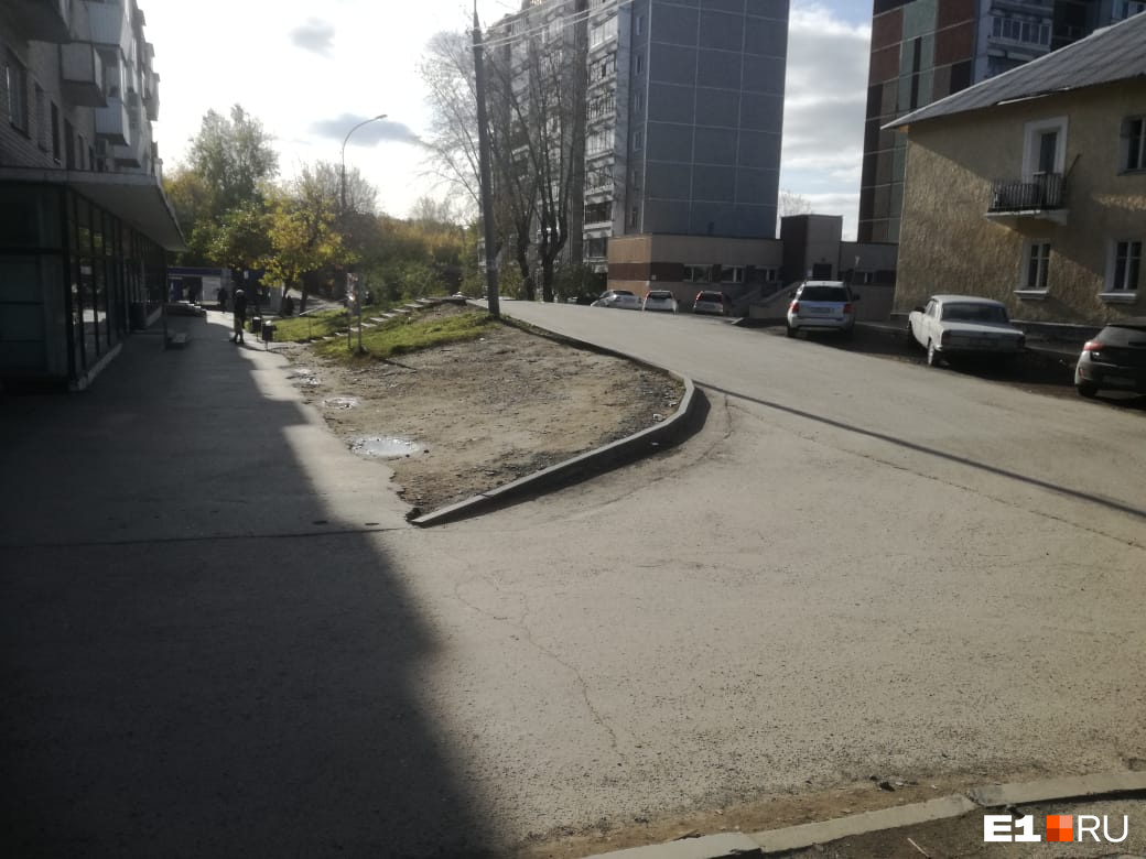 Можно спуститься на 10 метров и зайти по съезду для машин, но тогда приближающиеся автомобили не видно Можно спуститься на 10 метров и зайти по съезду для машин, но тогда приближающиеся автомобили не видно
