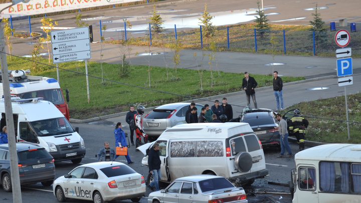 «Машины разбиты, всё в крови»: на Северо-Западе Челябинска столкнулись KIA и минивэн