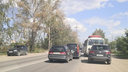 «Скоро придёт штраф за стоянку на дороге»: новосибирцы попали в длинные пробки на выезде из города