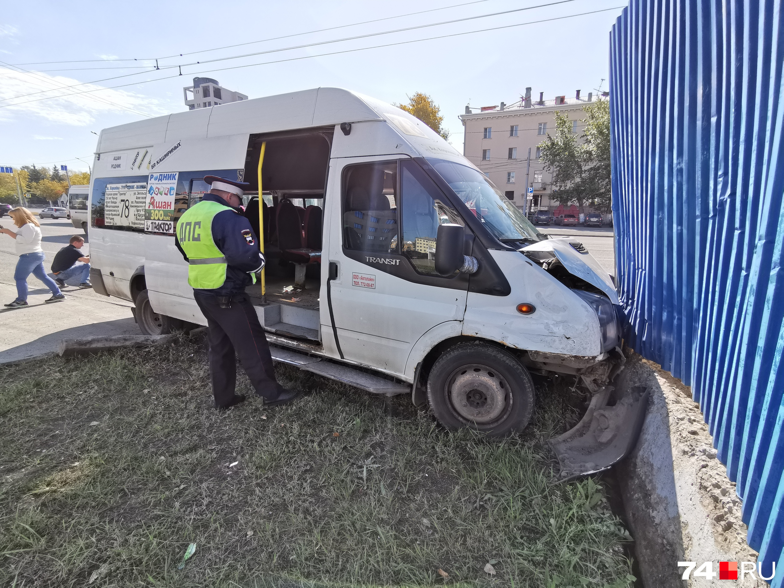При ударе маршрутки о бетонный блок один из пассажиров вылетел через дверь При ударе маршрутки о бетонный блок один из пассажиров вылетел через дверь