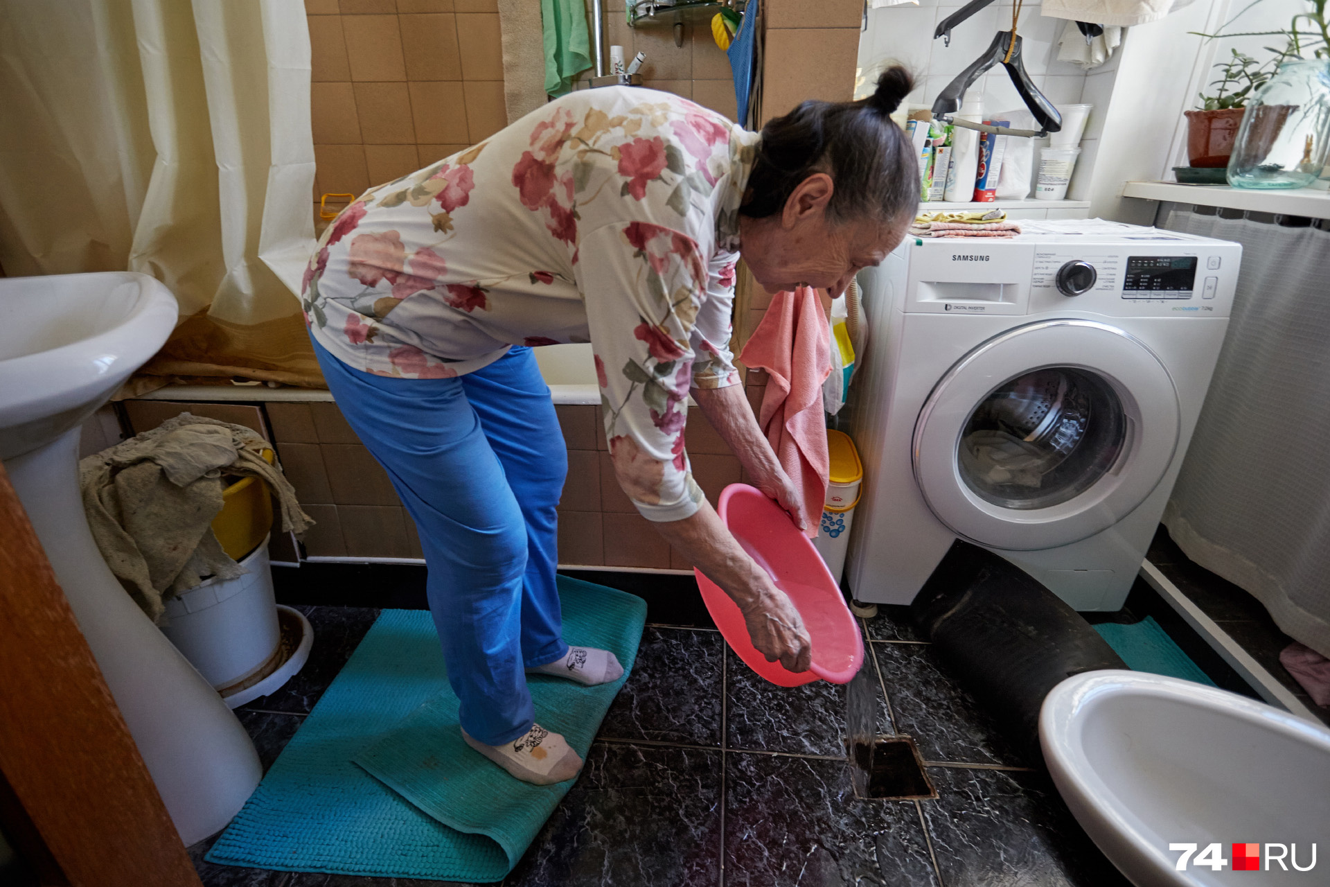 На полу в ванной — слив для воды. В современных домах такого не увидишь На полу в ванной — слив для воды. В современных домах такого не увидишь