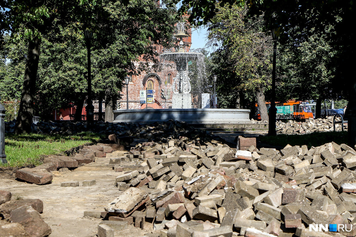 В сквере на площади Минина и Пожарского, в котором установлен фонтан, тоже снята брусчатка. При этом фонтан работает.  