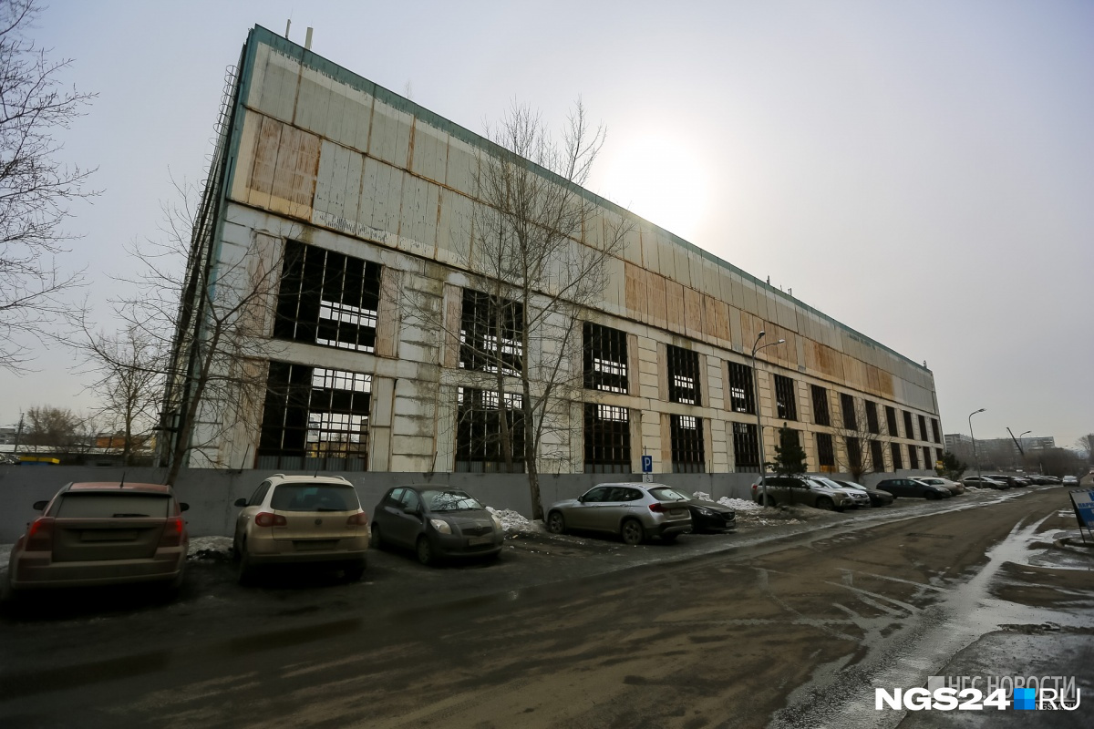 Новостройки должны занять место этого ангара, где идут занятия автошколы. Сама площадка начала расти с соседнего участка, вдоль Красраба. Новостройки должны занять место этого ангара, где идут занятия автошколы. Сама площадка начала расти с соседнего участка, вдоль Красраба.