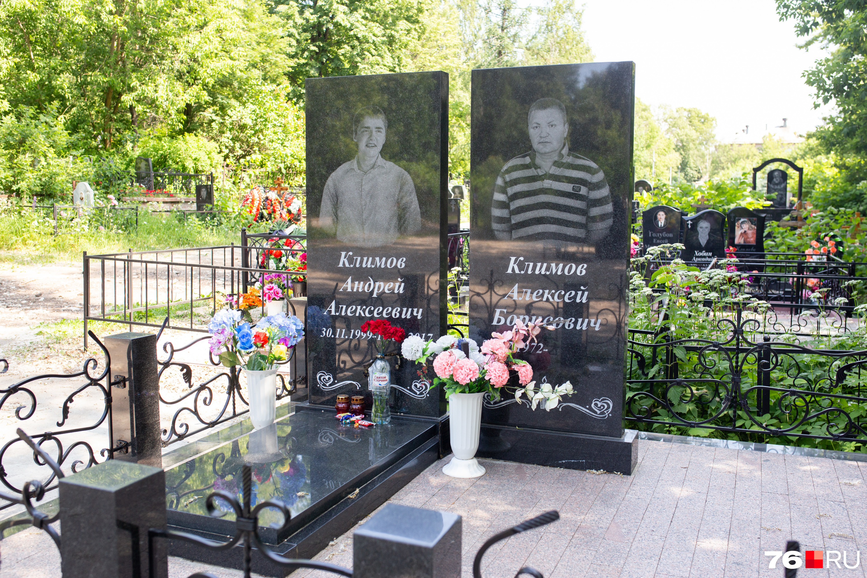 Приходить на кладбище, словно к себе на могилу Приходить на кладбище, словно к себе на могилу