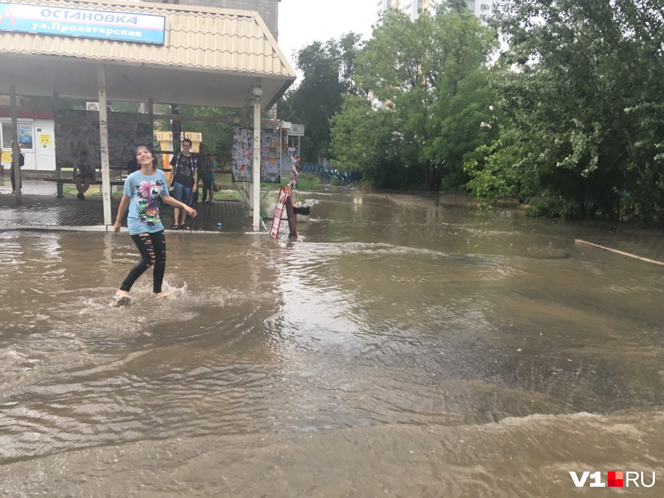 Наводнение в городе кургане. Потоп в Волгограде. Волгоград затопило. Затопило набережную Волгоград. Ливень в Волгограде.