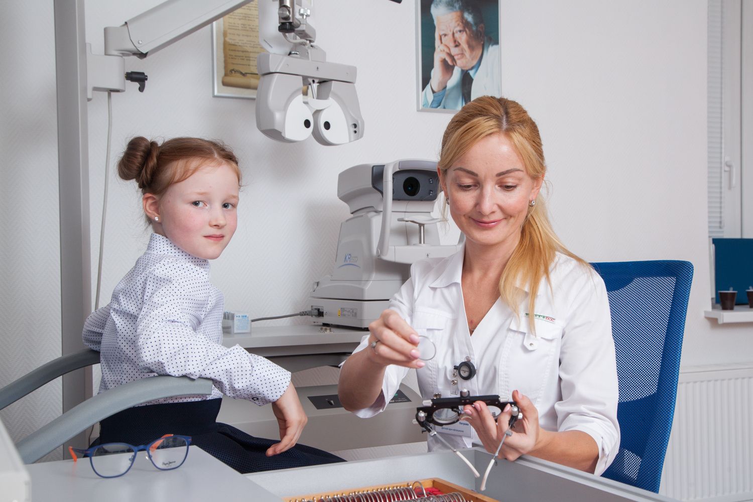 Врач
рекомендует обращаться к детскому офтальмологу в специализированную клинику