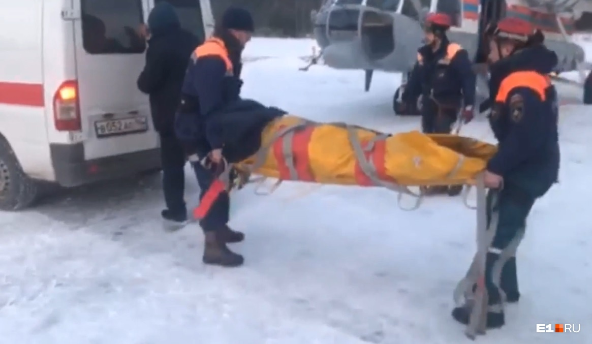 Так спасатели доставляли выжившую девушку Лену Так спасатели доставляли выжившую девушку Лену