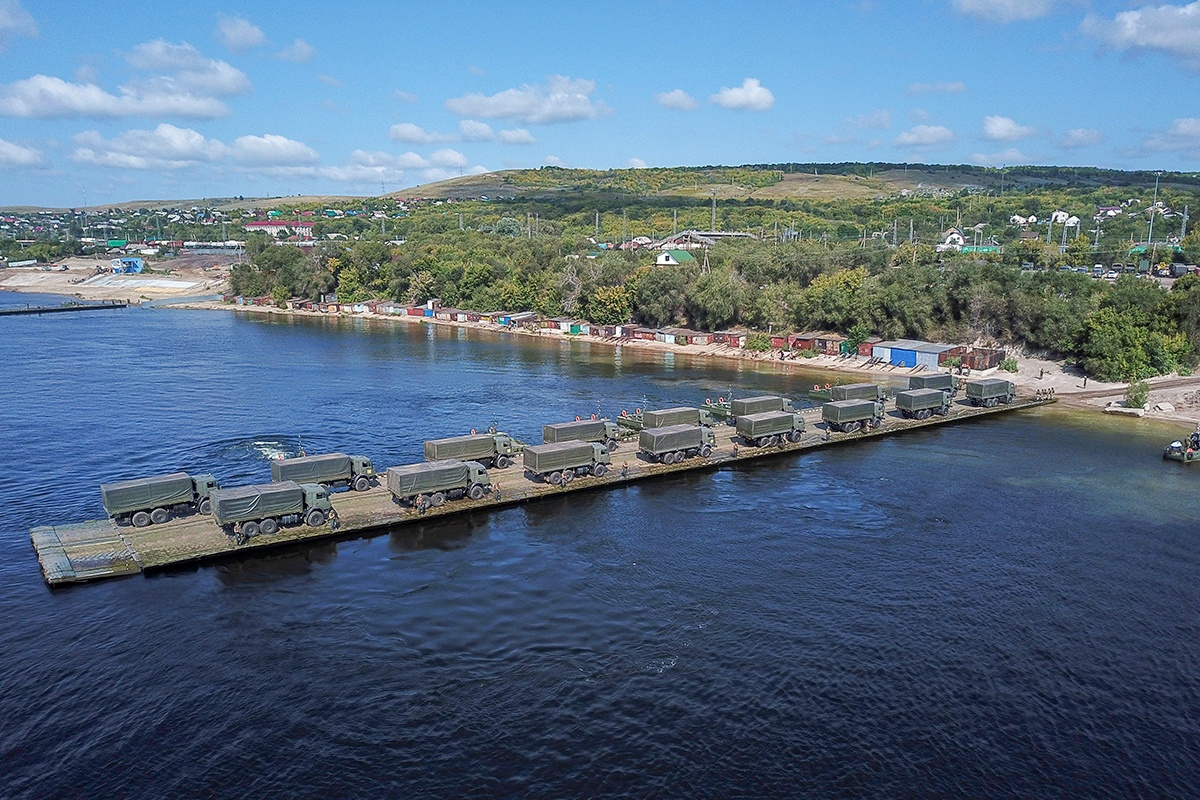 Самарский военно. Понтонный мост в Сызрани. Учения Сызрань 2019 на реке Волга. Инженерные войска Сызрань 2019. Понтонный мост через реку Волга.