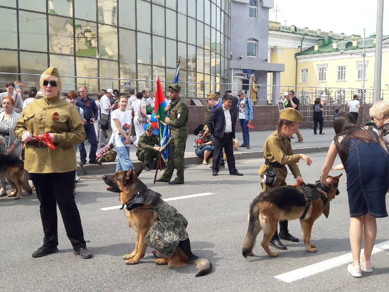 И вот такие ребята здесь есть в жилетах И вот такие ребята здесь есть в жилетах