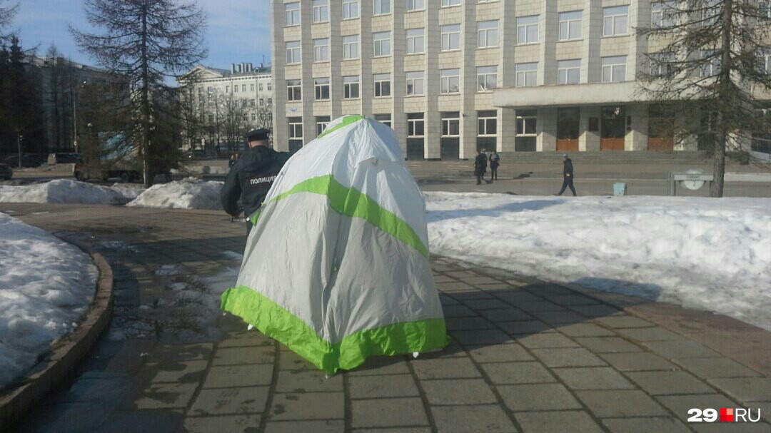 Вторую палатку тоже не оставили на площади Ленина